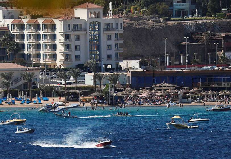 Los turistas disfrutan del agua en una playa del centro turístico del mar Rojo de Sharm el-Sheikh, Egipto