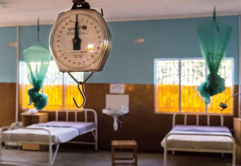 Detalle de la báscula que utilizan para pesar a los niños en el área pediátrica