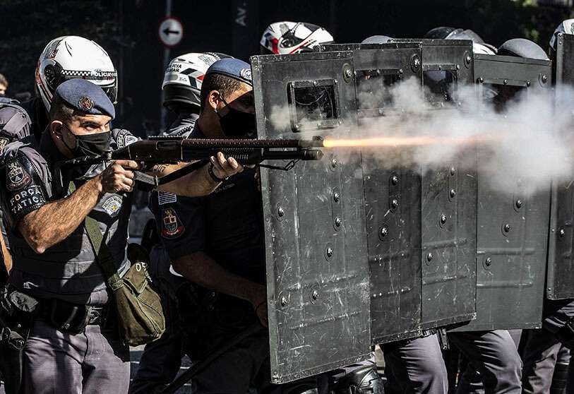 La policía se enfrenta a los manifestantes antigubernamentales en Sao Paulo, Brasil, el domingo 31 de mayo de 2020