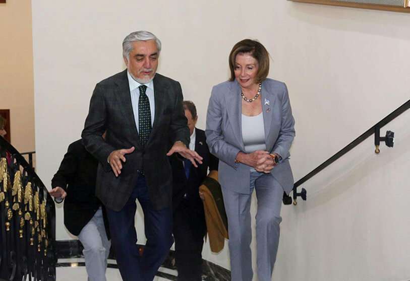 La presidenta de la Cámara de Representantes de Estados Unidos, Nancy Pelosi, y Abdullah Abdullah, llegan a una reunión en Kabul, Afganistán, el 20 de octubre de 2019
