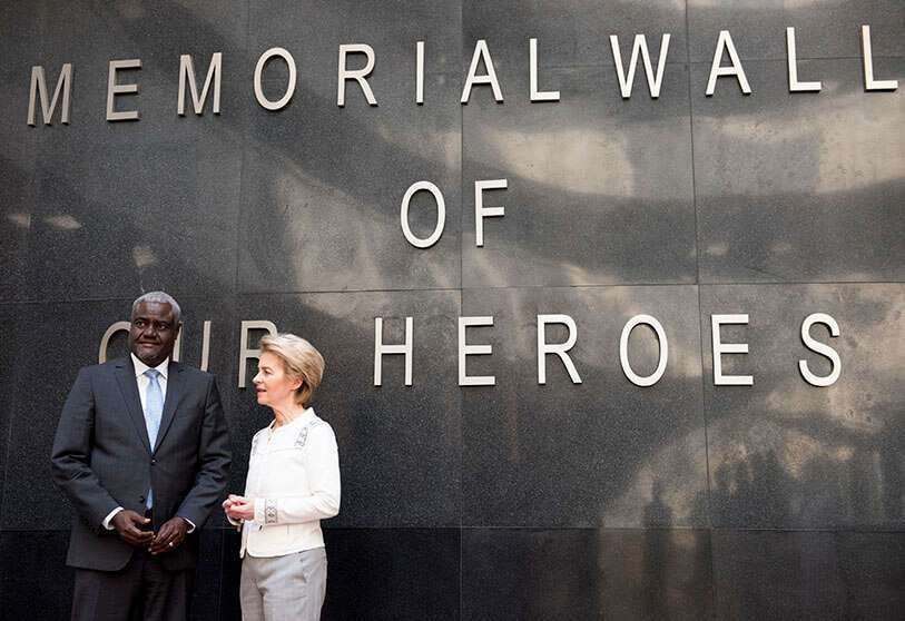 La presidenta de la Comisión Europea, Ursula von der Leyen, y el presidente de la Comisión de la Unión Africana, Moussa Faki, visitan el Monumento a los Héroes de la Unión Africana