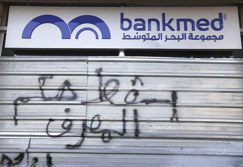 Un banco cerrado donde se puede leer un mensaje en árabe que dice: “Abajo el dominio de los bancos”, en Beirut, Líbano, el martes 12 de noviembre de 2019