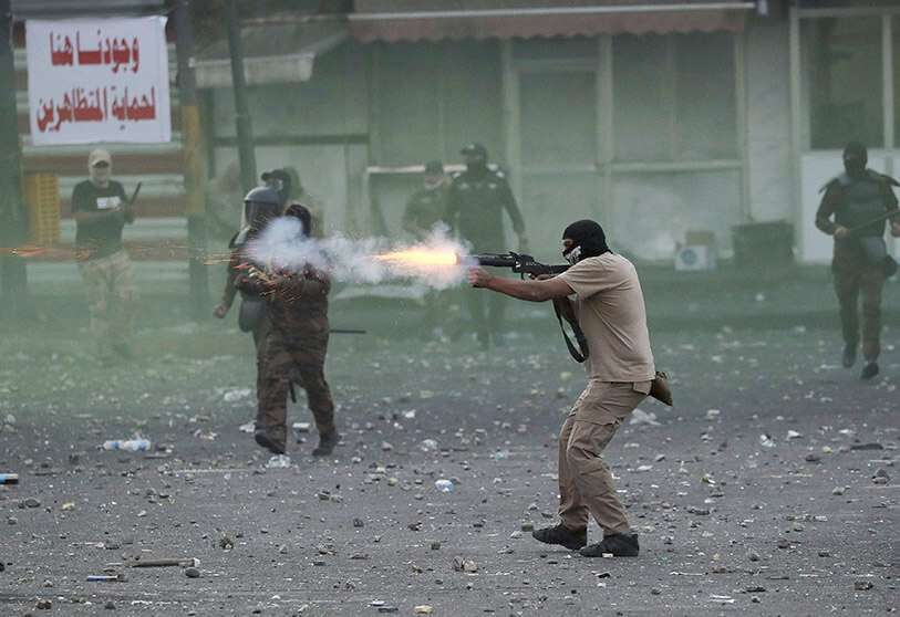 : Las fuerzas de seguridad iraquíes disparan gas lacrimógeno para dispersar a los manifestantes antigubernamentales en el centro de Bagdad, Irak, el domingo 10 de noviembre de 2019