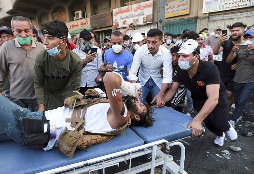 Un manifestante herido es llevado rápidamente a un hospital durante los enfrentamientos entre las fuerzas de seguridad iraquíes y los manifestantes antigubernamentales en el centro de Bagdad, Irak, el sábado 9 de noviembre de 2019