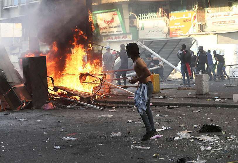 Manifestantes antigubernamentales prendieron fuego y cerraron calles durante las protestas en curso en Bagdad, Irak, el sábado 9 de noviembre de 2019