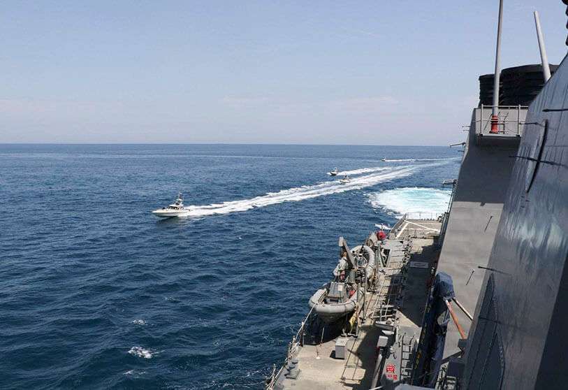 Vista de las lanchas iraníes desde el destructor USS Paul Hamilton