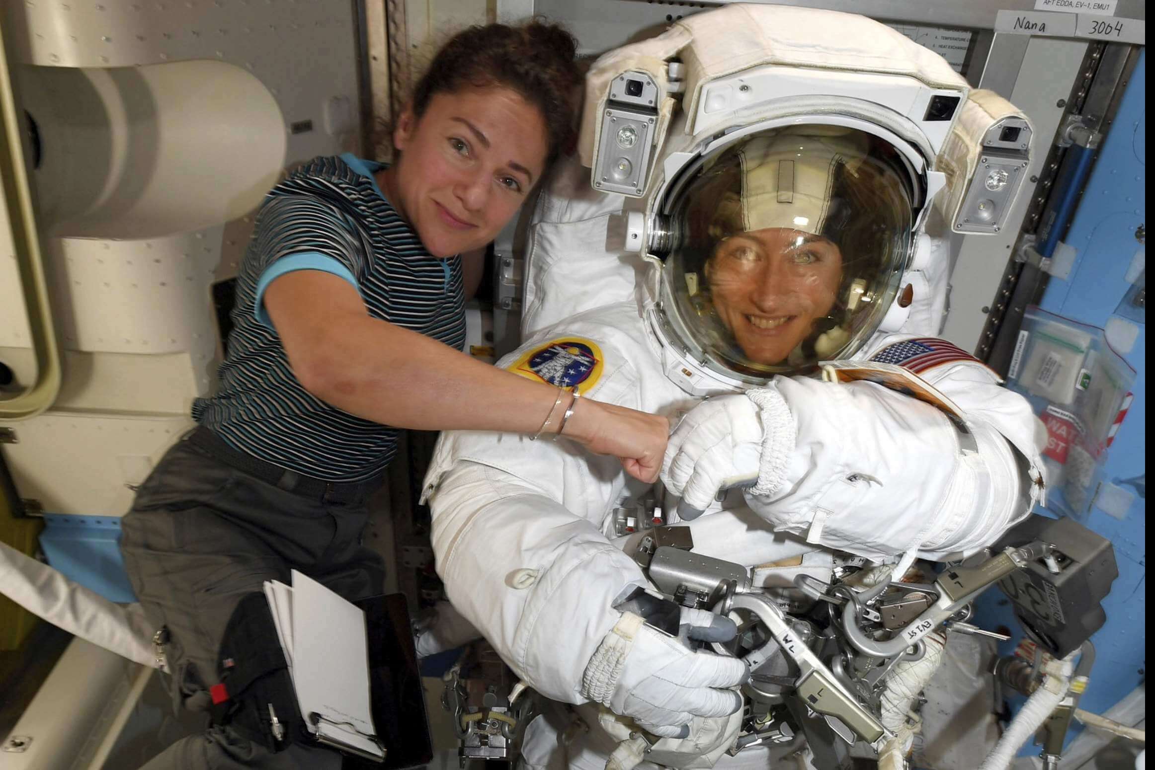 Las astronautas Christina Koch (derecha) y Jessica Meir posan para una foto en la Estación Espacial Internacional