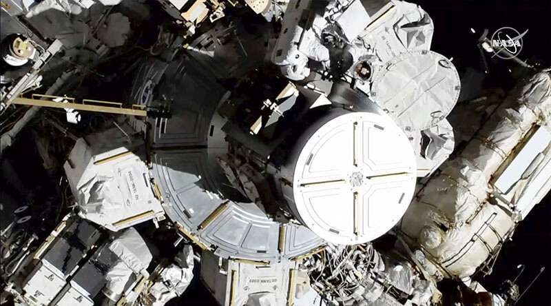 Las astronautas de la NASA Christina Koch y Jessica Meir salen de la Estación Espacial Internacional el viernes 18 de octubre de 2019. PHOTO/NASA via AP