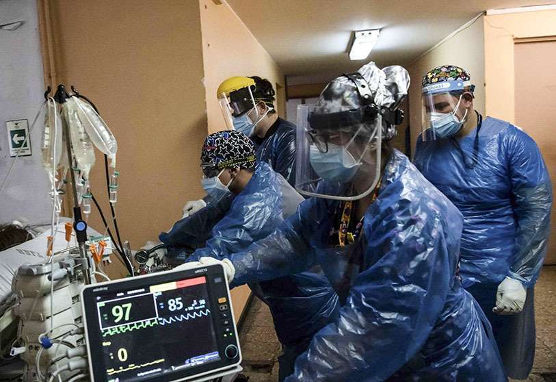 Las enfermeras transfieren un paciente con la COVID-19 a la Unidad de Pacientes Críticos, en el Hospital Barros Luco, en Santiago, el 24 de junio de 2020