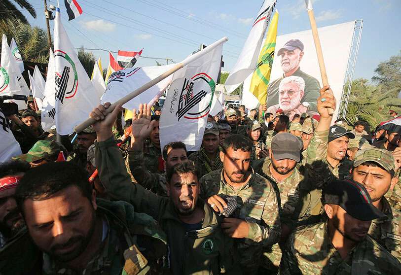 Miembros de la fuerza paramilitar Hashd al-Shaabi corean consignas anti-estadounidenses durante una protesta por los asesinatos de Qassem Soleimani y Abu Mahdi Al-Muhandis, el 6 de enero de 2020 en Karrada, en el centro de Bagdad