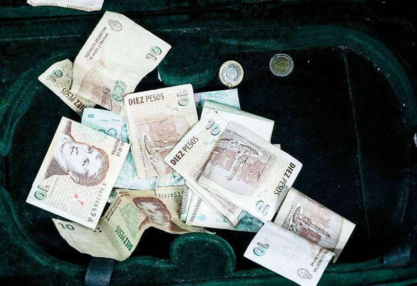 AFP/EITAN ABRAMOVICH - Esta foto de archivo tomada el 17 de octubre de 2018 muestra dinero argentino en Buenos Aires