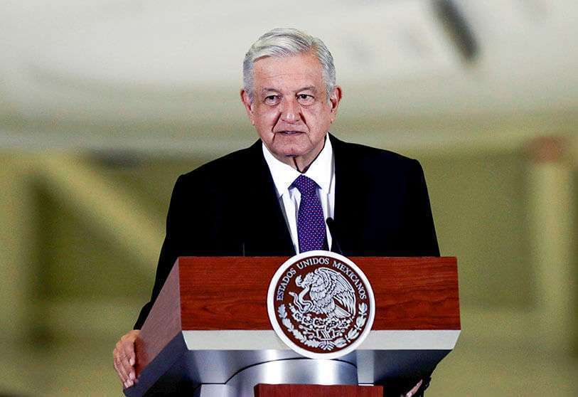 REUTERS/HENRY ROMERO - El presidente de México, Andrés Manuel López Obrador, da una conferencia de prensa en el hangar presidencial, con el avión presidencial al fondo, en el Aeropuerto Internacional Benito Juárez de la Ciudad de México, México, el 27 de julio de 2020