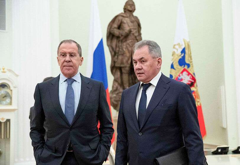 El ministro de Relaciones Exteriores de Rusia Sergei Lavrov (izq.) y el titular de Defensa Sergei Shoigu, asisten a la cumbre bilateral