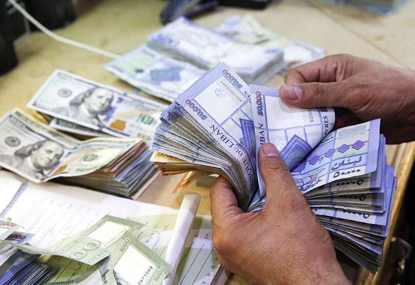 Un hombre cuenta libras libanesas en una tienda de cambio, en Beirut, Líbano AP/HUSSEIN MALLA
