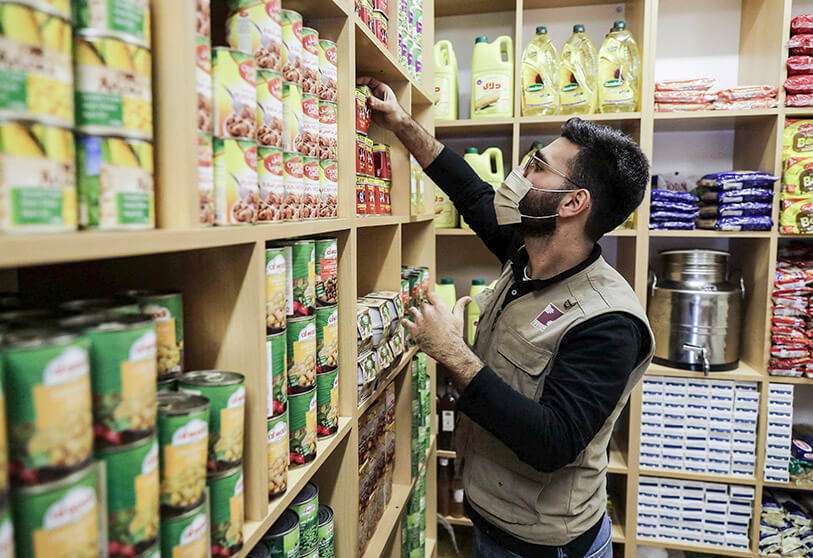Un voluntario de la ONG libanesa Beit al-Braka (casa de las bendiciones) organiza las existencias de alimentos que se distribuirán a los necesitados, en la sede de la organización en la capital, Beirut, el 23 de febrero de 2021 AFP/ JOSEPH EID