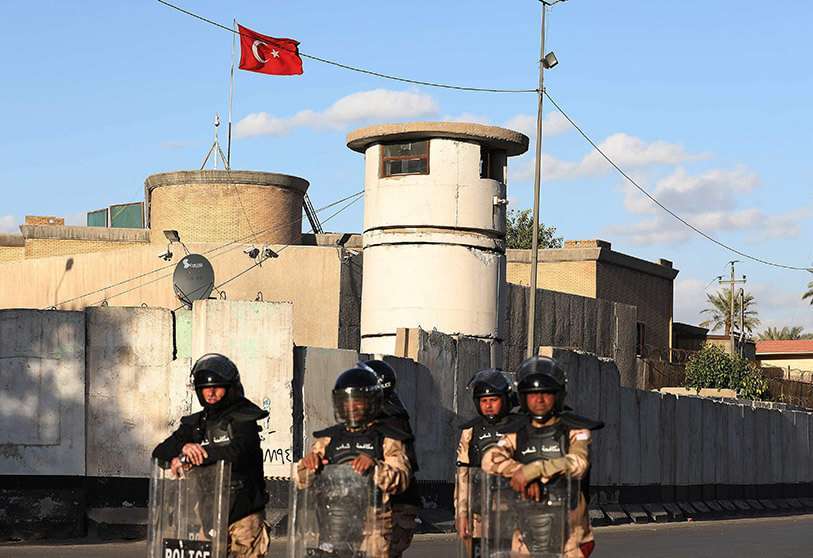 Fotografia de archivo, policías antidisturbios iraquíes protegen la embajada de Turquía en Bagdad el 18 de febrero de 2021 tras las convocatorias en las redes sociales para concentrarse ante la embajada turca en protesta por las promesas de Turquía de invadir el enclave noroccidental de Sinjar AFP/ AHMAD AL-RUBAYE