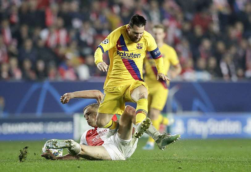 Lionel Messi pelea por el balón con el jugador del Slavia de Praga Tomas Soucek