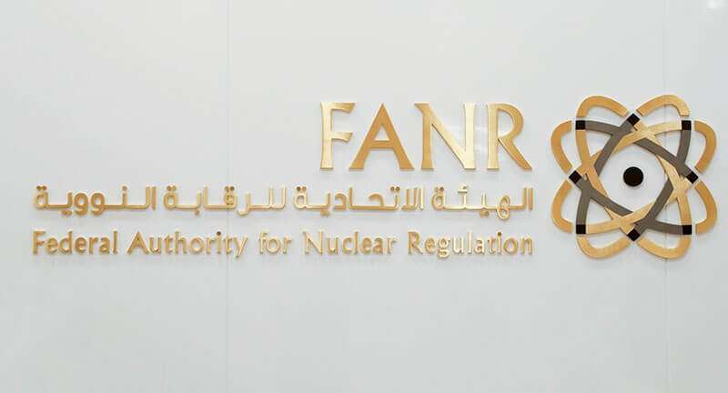 Logotipo de la Autoridad Federal de Regulación Nuclear de los EAU (FANR) en sus instalaciones de la capital, Abu Dhabi