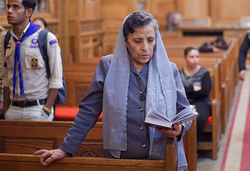 Una mujer egipcia durante una ceremonia en la iglesia del Príncipe Tadros, en la provincia de Minya, en el sur de Egipto, el 3 de noviembre de 2018