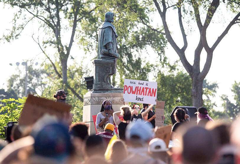 Los manifestantes rodean una estatua de Cristóbal Colón antes de marchar, eventualmente regresando y derribándola en Richmond, Virginia, el 9 de junio de 2020