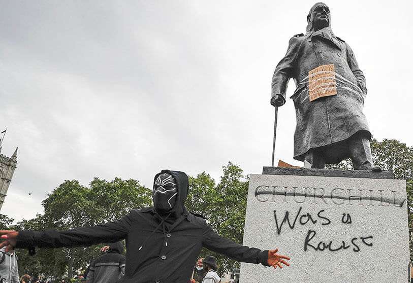 Los manifestantes se reúnen alrededor de la estatua de Winston Churchill en Parliament Square durante una manifestación de Black Lives Matter en Londres, el domingo 7 de junio de 2020