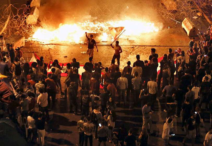 Manifestantes antigubernamentales prendieron fuego a un camino que conduce al edificio del Parlamento, en Beirut, Líbano, el miércoles 13 de noviembre de 2019