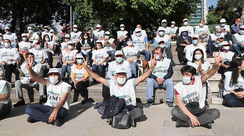 Los miembros del Partido Democrático del Pueblo Pro-Kurdo (HDP) llegan al Parlamento después de la "marcha por la democracia", que comenzó en Edirne y Hakkari el 15 de junio, y terminó con un comunicado de prensa en el Parque del Parlamento en Ankara el 20 de junio de 2020