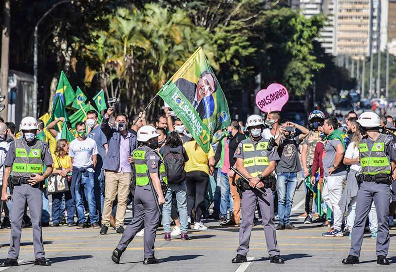 Los partidarios del presidente brasileño Jair Bolsonaro se manifiestan para mostrar su apoyo, en Brasilia, el 31 de mayo de 2020 durante la pandemia del coronavirus de la COVID-19