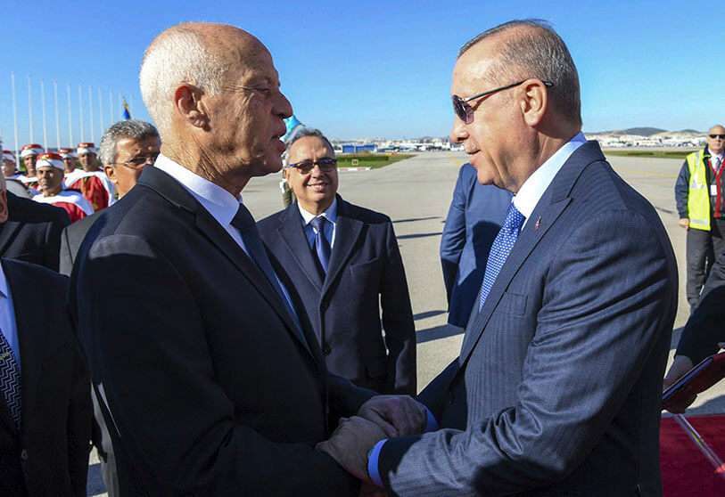 El presidente de Turquía, Recep Tayyip Erdogan y el presidente de Túnez, Kais Saied, en el aeropuerto de Túnez, el 25 de diciembre de 2019