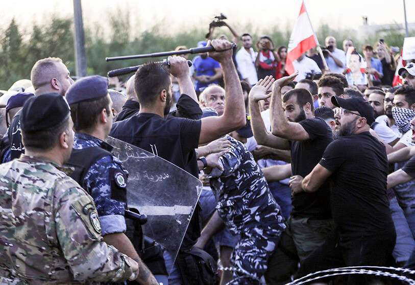 Manifestantes libaneses se enfrentan con la Policía antidisturbios en la carretera que conduce al Palacio Presidencial en Baabda, en las afueras orientales de Beirut, el 13 de noviembre de 2019