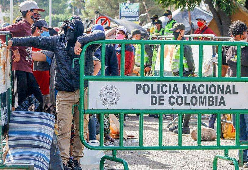 PHOTO/AFP - Venezuelans queue up at the Venezuelan border