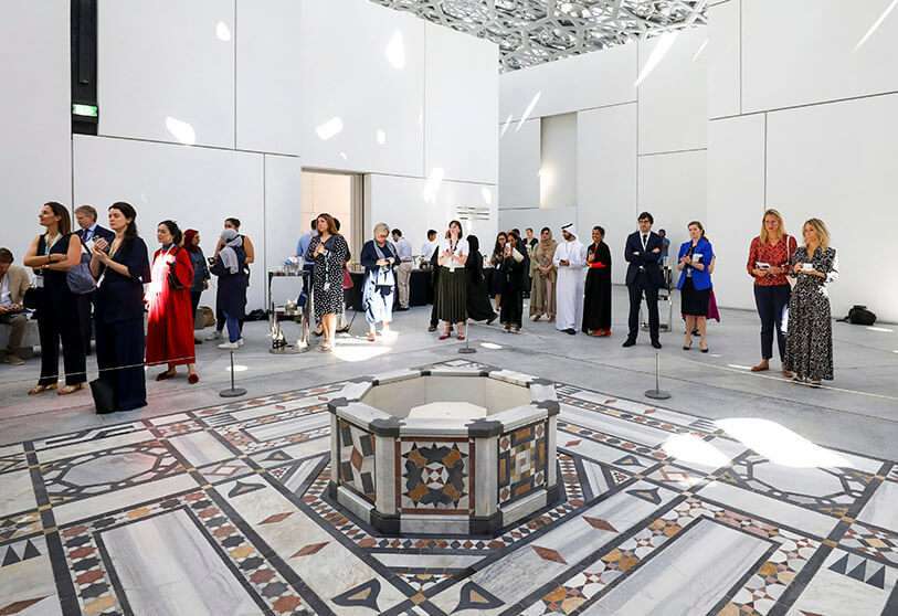 Exposición de una perla natural que los arqueólogos afirman tener 8.000 años de antigüedad, en el Museo del Louvre de Abu Dhabi