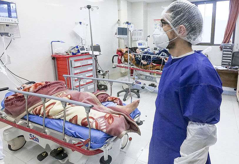 Un enfermero atiende a los pacientes en una sala dedicada a las personas infectadas con el coronavirus, en el Hospital Forqani de Qom, a 125 kilómetros al sur de Teherán