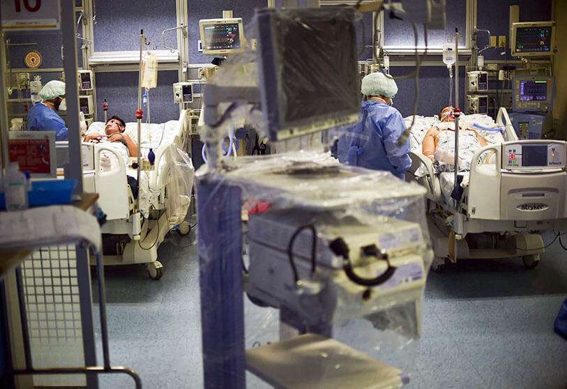 AFP/ RODRIGO ARANGUA - Des médecins et des infirmières assistent les patients infectés par le COVID-19 à l'hôpital Juarez de Mexico