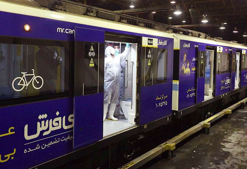 Un trabajador de la Municipalidad de Teherán limpia un tren subterráneo para evitar la propagación de la enfermedad COVID-19 el 26 de febrero de 2020