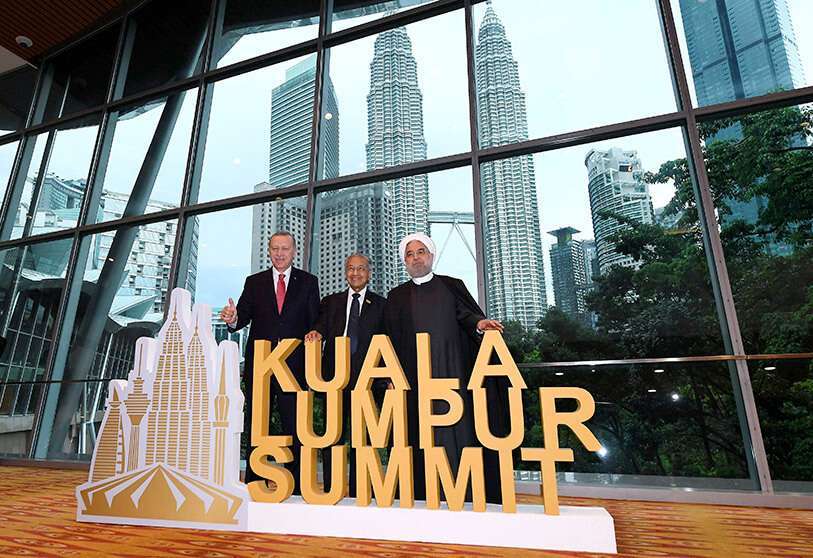 19 de diciembre de 2019, Malasia, Kuala Lumpur: (De izquierda a derecha) El presidente turco Recep Tayyip Erdogan, el primer ministro malayo Mahathir Mohamad y el presidente iraní Hasan Rohaní posan para una foto de grupo después de una sesión de mesa redonda durante la Cumbre de Kuala Lumpur 2019, en el Centro de Convenciones de Kuala Lumpur