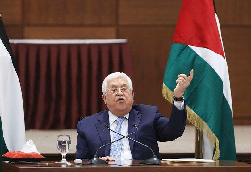 El presidente palestino, Mahmoud Abbas, habla durante la reunión de líderes palestinos en su sede en la ciudad de Ramallah, el 19 de mayo de 2020