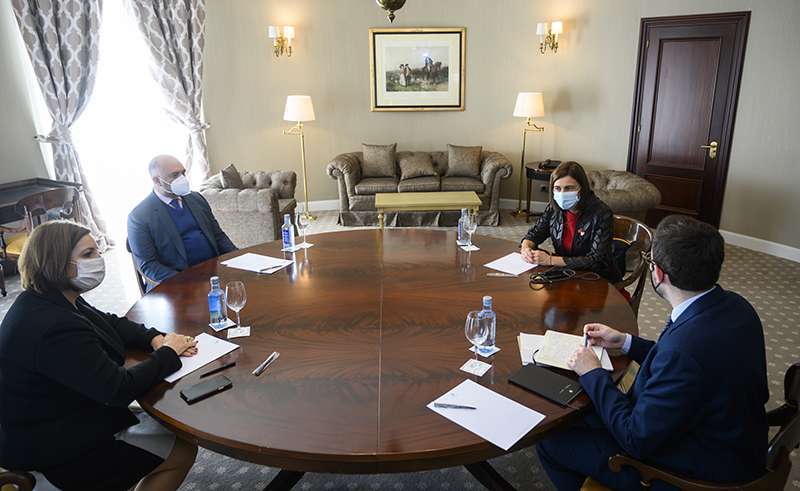 Pie de foto: Majid al-Suwaidi embajador de Emiratos Árabes Unidos, en su reunión con Paula Fernández Viaña, consejera de Justicia, Interior y Acción Exterior y Presidencia, y Dolores Valdés, directora general de Acción Exterior.