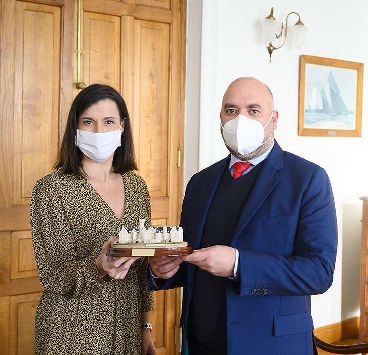 Majid al-Suwaidi, embajador de Emiratos Árabes Unidos en España junto a la alcaldesa de Santander