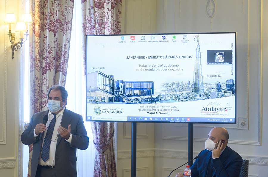 Javier Fernández Arribas, director de Atalayar, y Majid al-Suwaidi, embajador de Emiratos en España