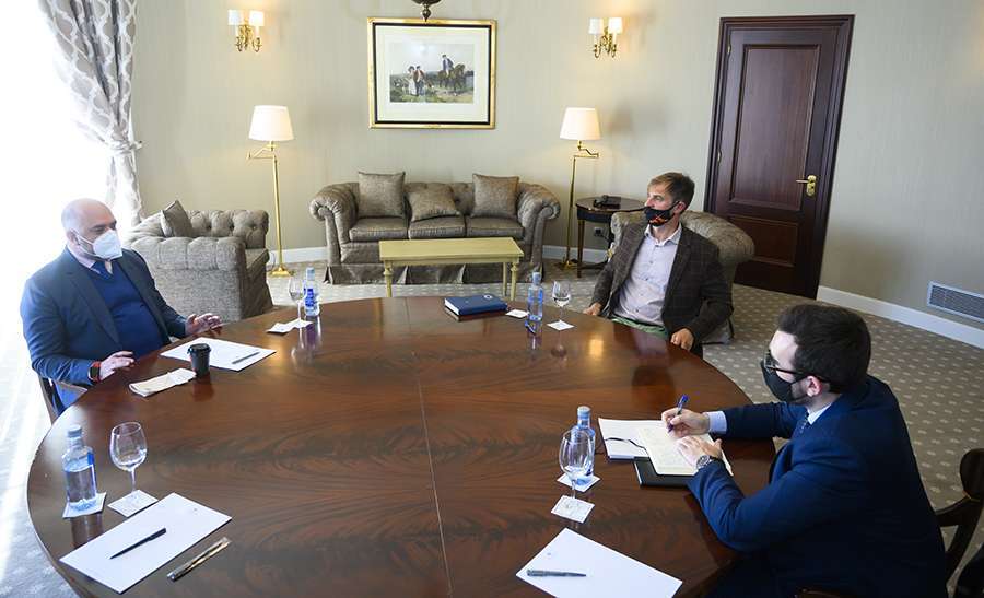 Majid al-Suwaidi, embajador de Emiratos Árabes Unidos, en su reunión con Enrique Conde Tolosa, presidente de la CEOE de Cantabria