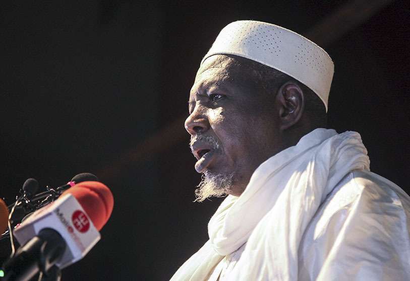 Mahmoud Dicko, un imán que ayudó a dirigir las protestas de la oposición, dirige un servicio de oración por los que murieron o fueron heridos durante las protestas, en Bamako, Mali, el viernes 28 de agosto de 2020