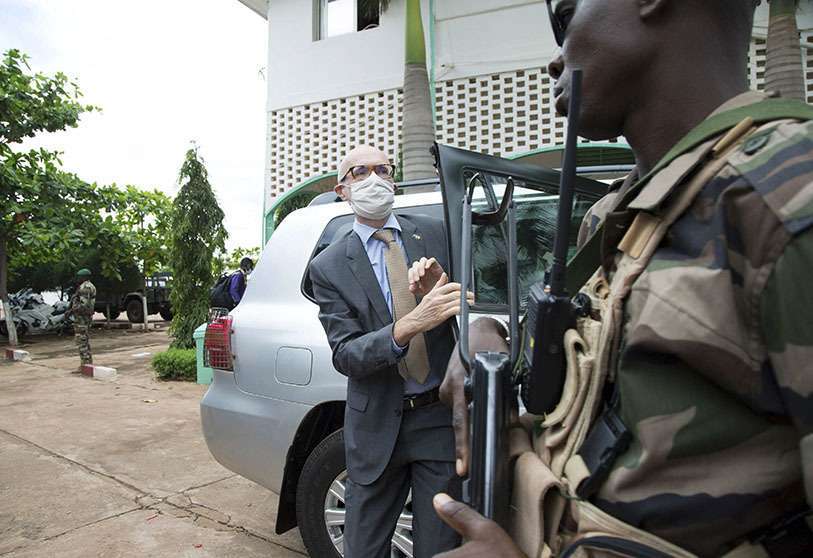 Bart Ouvry, ambassadeur de l'Union européenne au Mali, arrive au siège du CNSP (Comité national pour le salut du peuple) à Kati (Mali), près de Bamako, alors qu'une rencontre entre le CNSP et les dirigeants du M5-RFP a lieu le 26 août 2020
