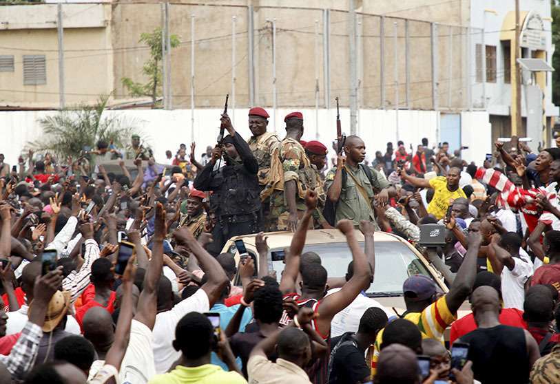 Una multitud anima a los soldados del ejército de Malí en la Plaza de la Independencia después de un motín, en Bamako, Malí, el 18 de agosto de 2020