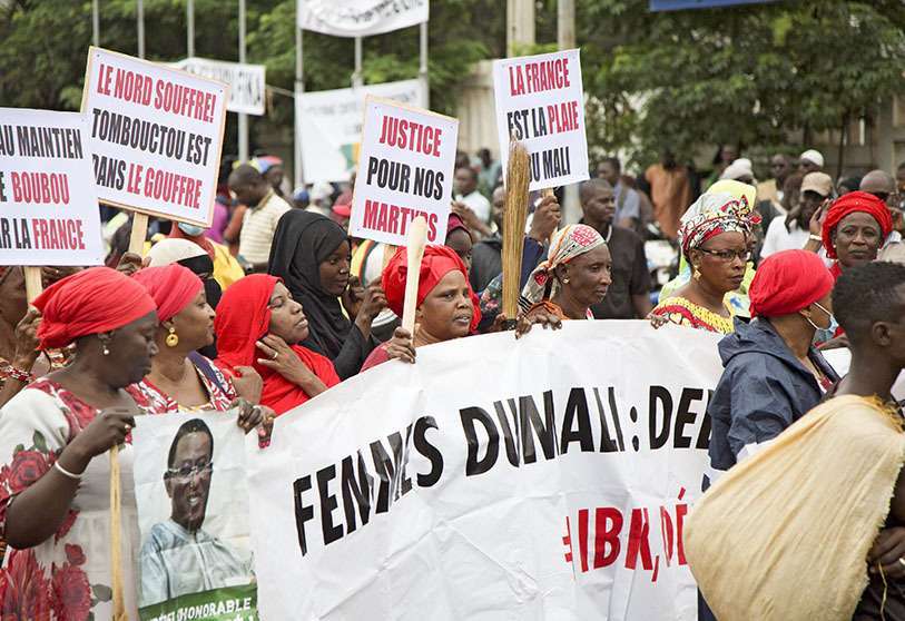Un groupe appelé "Femmes du M5-RPF" marche dans la foule lors d'une manifestation organisée par le M5-RFP, appelant à la démission du président malien Ibrahim Boubacar Keita, à Bamako le 11 août 2020