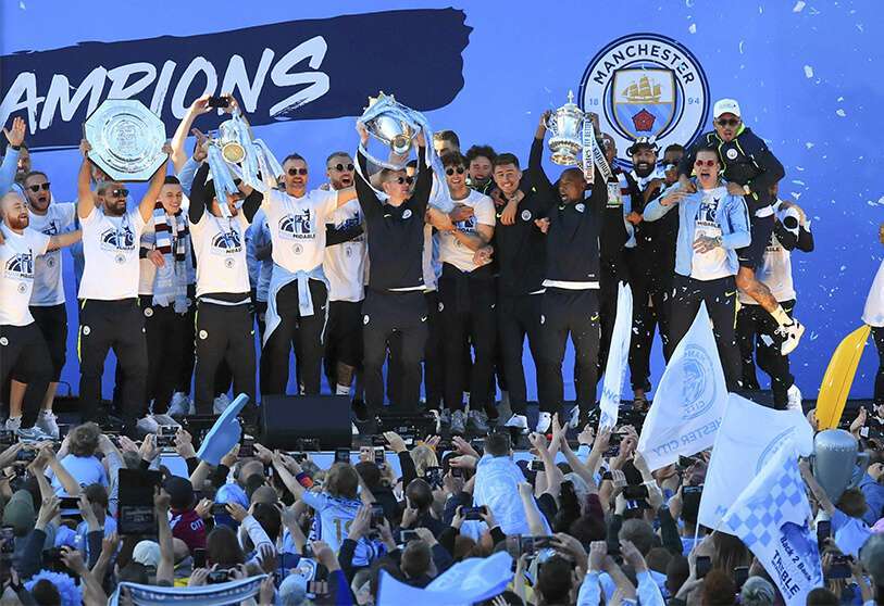 Jugadores y personal del Manchester City celebrando títulos del club, el lunes 20 de mayo de 2019, después de ganar la Copa de Inglaterra de la FA. PHOTO/PETER BYRNE/PA vía AP