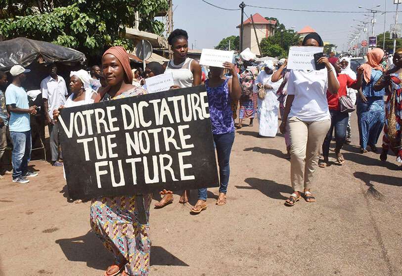 Las mujeres se manifiestan para denunciar la represión y pedir justicia para las personas asesinadas durante las protestas masivas contra el gobierno, en Conakry, el 19 de noviembre de 2019