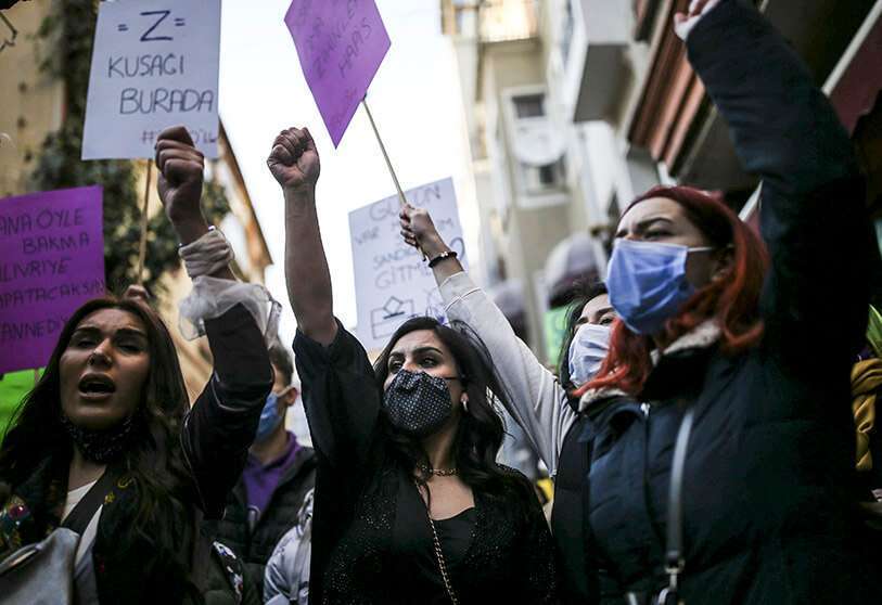 Miles de personas se unieron a la marcha para denunciar la violencia contra las mujeres en Turquía, donde más de 400 mujeres fueron asesinadas el año pasado