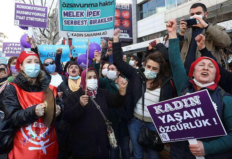 Mujeres participan en una manifestación para celebrar el Día Internacional de la Mujer, en Ankara el 8 de marzo de 2021