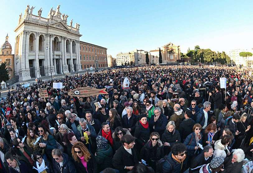 Miles de personas se manifiestan en Roma convocados por el movimiento de las “sardinas” en la plaza de San Juan de Letrán